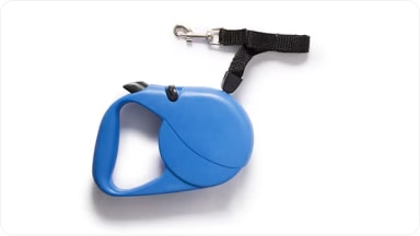 Accesorio de correa retráctil color azul para brindar mayor libertad de movimiento y control en los paseos de tu mascota, complemento ideal de tu Chevrolet Trailblazer en Argentina.