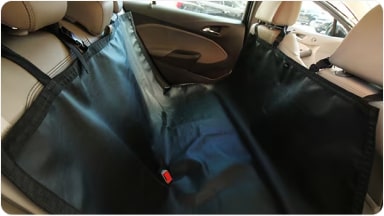 Accesorio protector impermeable color negro para el asiento trasero y baúl, ideal para transportar mascotas manteniendo limpio el interior de la SUV Chevrolet Trailblazer en Argentina.