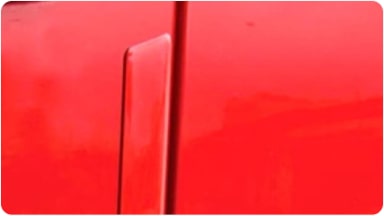 Accesorio Save door protector de bordes de puertas, diseñado para evitar golpes y rayones al abrir la SUV Chevrolet Trailblazer en espacios reducidos en Argentina.