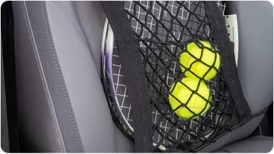 Accesorio de red portaobjetos fijada a la estructura del asiento, perfecta para organizar y mantener al alcance pertenencias dentro de la SUV Chevrolet Trailblazer en Argentina.