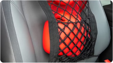 Accesorio de red portaobjetos fijada a la estructura del asiento, perfecta para organizar y mantener al alcance pertenencias dentro de la SUV Chevrolet Trailblazer en Argentina.