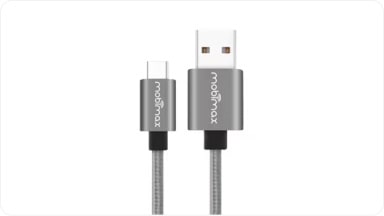 Accesorio de cable USB-C trenzado en color gris, que ofrece carga rápida y práctica para dispositivos en el interior de la SUV Chevrolet Trailblazer en Argentina.