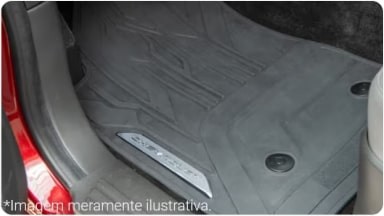 Vista interior del accesorio de alfombras de alfombra de alta calidad, que brindan ajuste preciso y confort para el piso de la SUV Chevrolet Trailblazer en Argentina.