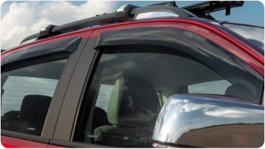 Accesorio de deflectores de lluvia instalados en las ventanas laterales de la SUV Chevrolet Trailblazer en Argentina.