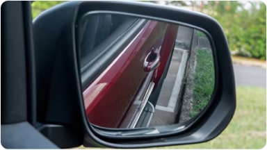 Accesorio del sistema Tilt-down para espejos retrovisores exteriores, que mejora la visibilidad al estacionar la SUV Chevrolet Trailblazer en Argentina.