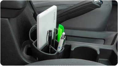 Accesorio organizador interno para portavasos, muy práctico para guardar objetos personales y celulares en la consola central de la SUV Chevrolet Trailblazer en Argentina.