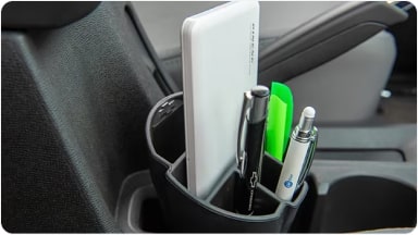 Accesorio organizador interno para portavasos, muy práctico para guardar objetos personales y celulares en la consola central de la SUV Chevrolet Trailblazer en Argentina.