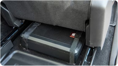Accesorio de Subwoofer JBL instalado para potenciar la experiencia de sonido con graves profundos en la SUV Chevrolet Trailblazer en Argentina.