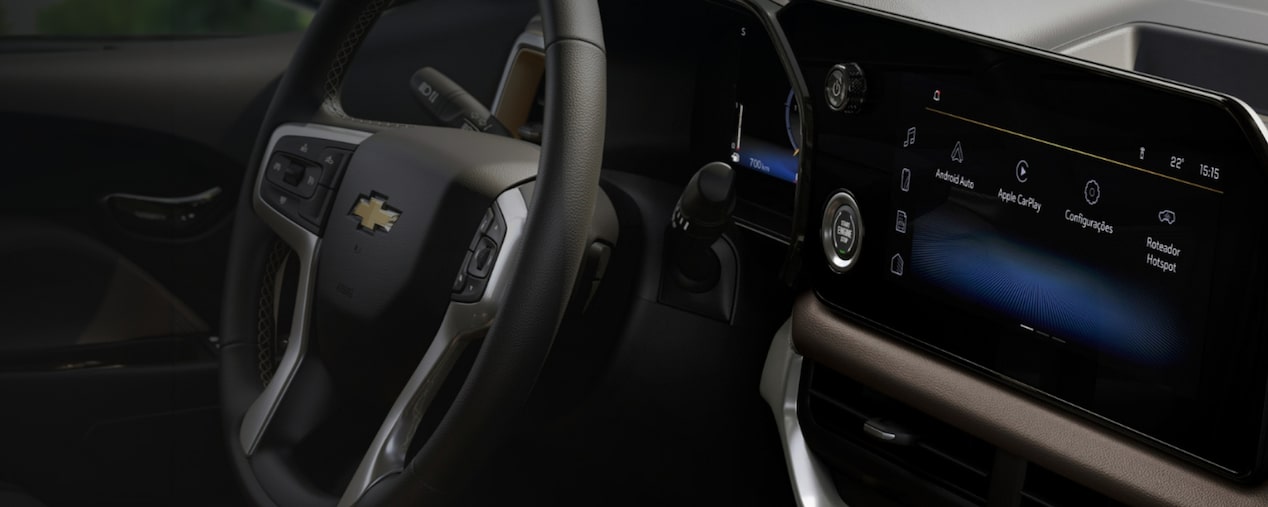 Vista del elegante tablero y la pantalla central de infoentretenimiento de la SUV Chevrolet Trailblazer, sección de accesorios en Argentina.