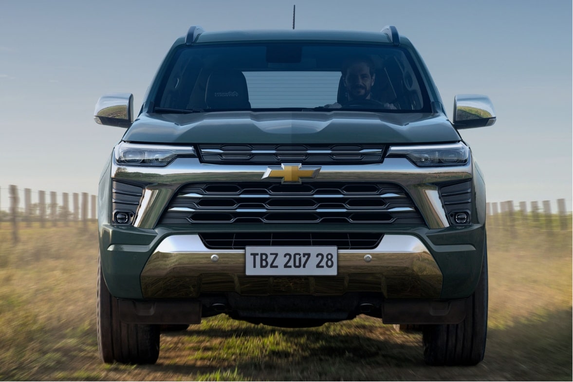 Vista frontal de la potente SUV Chevrolet Trailblazer color verde oscuro avanzando por un camino rural, lista para la aventura en Argentina