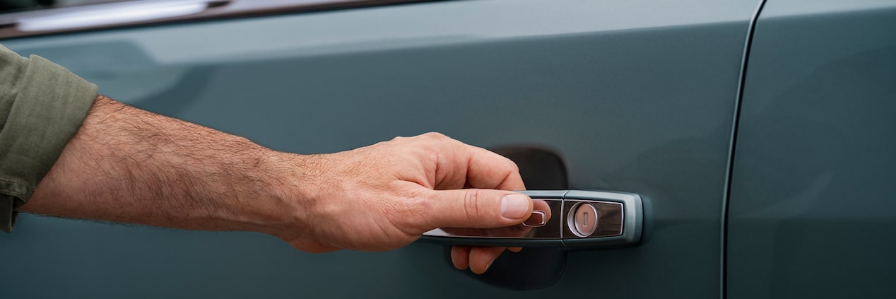 Detalle de una persona abriendo la puerta de la SUV Chevrolet Trailblazer, destacando los accesorios de confort y comodidad en Argentina