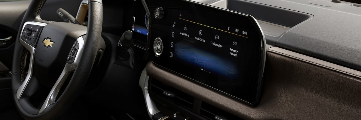 Vista del elegante tablero y la pantalla central de infoentretenimiento de la SUV Chevrolet Trailblazer, sección de accesorios en Argentina