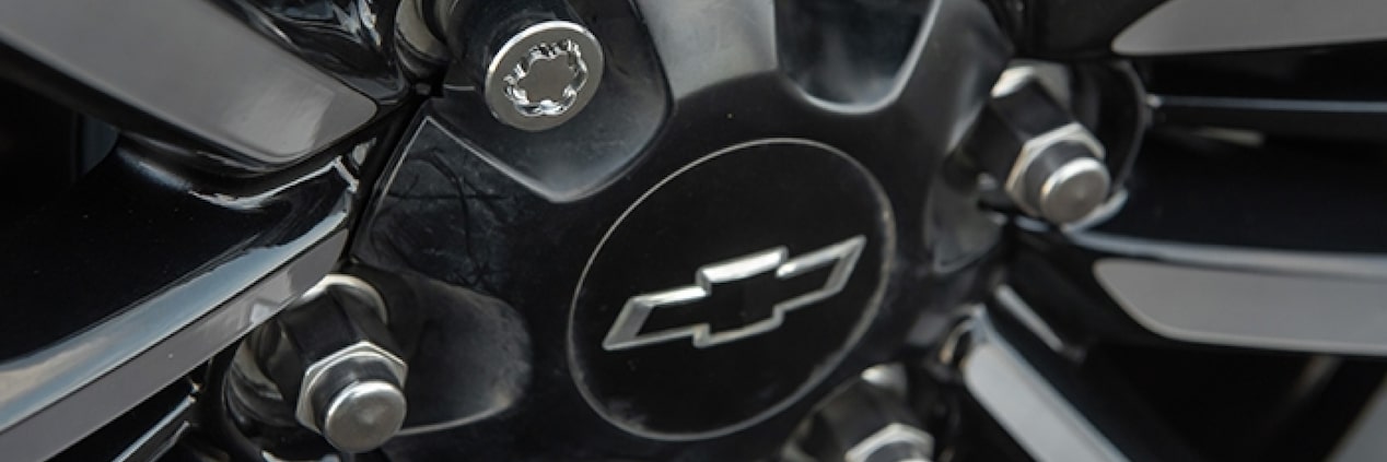 Detalle de la llanta y tuercas de seguridad con el logo de Chevrolet para la SUV Trailblazer, sección de accesorios originales en Argentina