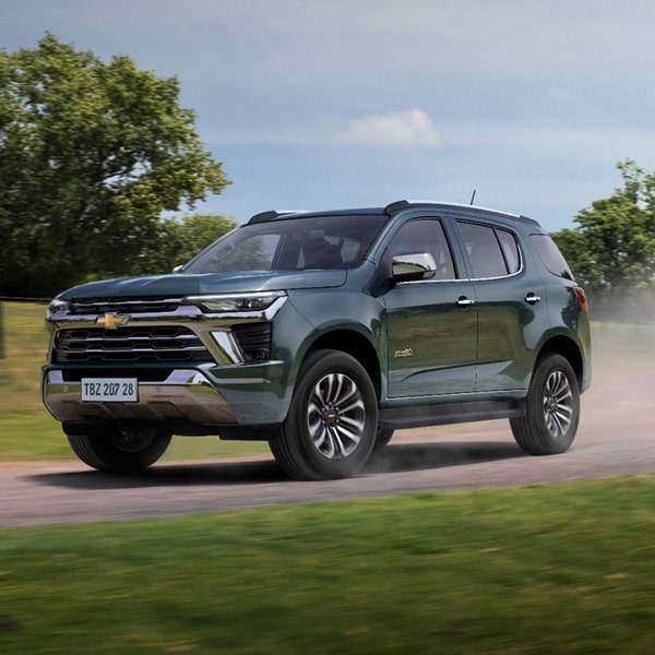 Chevrolet Trailblazer circulando por un camino de tierra.