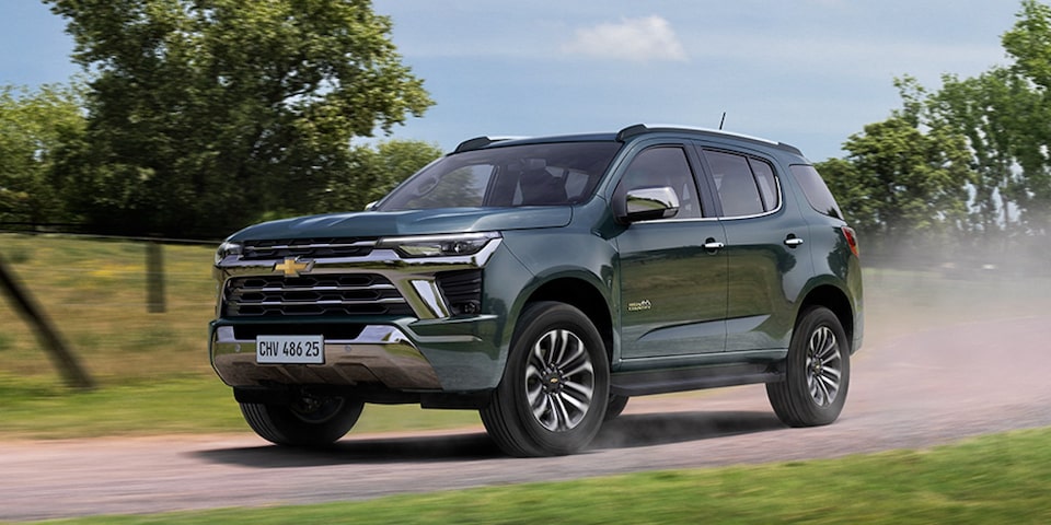 Chevrolet Trailblazer conduciendo en camino rural.