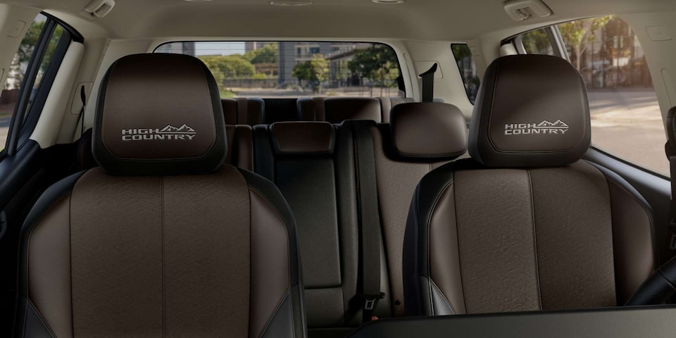 Interior de la Chevrolet Trailblazer destacando los asientos con bordado del logotipo "High Country".