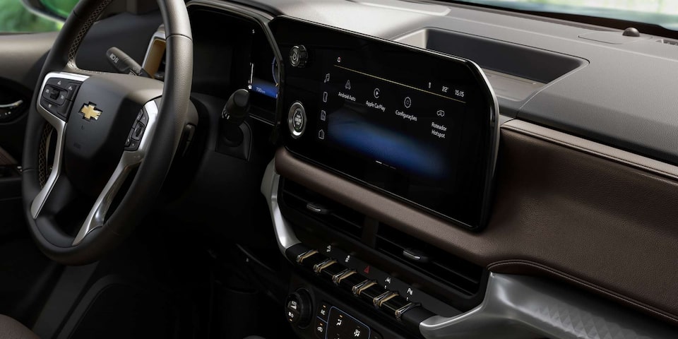 Interior frontal de la Chevrolet Traiblazer destacando volante y sistema MyLink de 11"