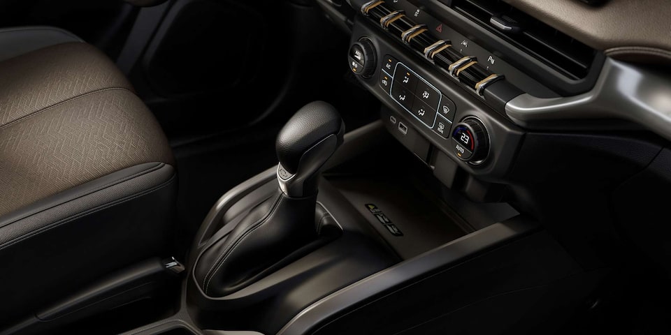 Interior de la Chevrolet Trailblazer destacando el sistema de aire acondicionado digital.