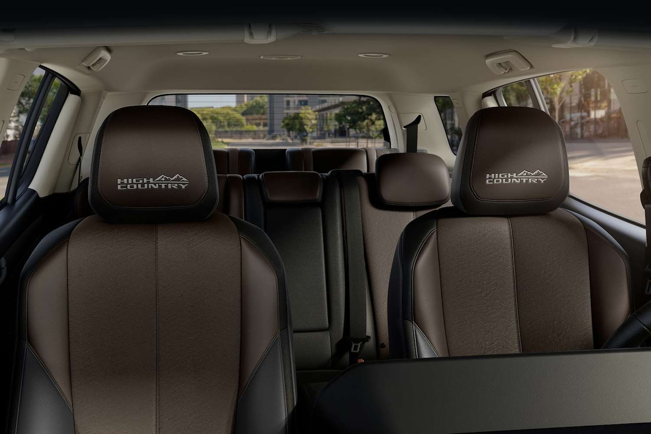 Interior de la Chevrolet Trailblazer destacando los asientos con bordado del logotipo "High Country".