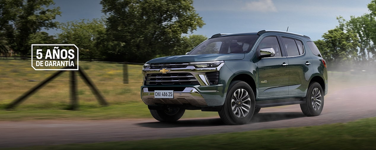 Chevrolet Trailblazer conduciendo en camino rural.