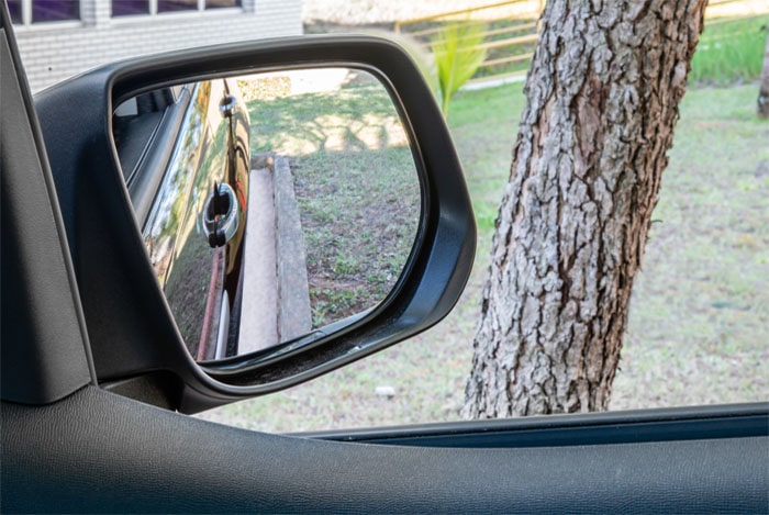 Con el sistema tilt down del espejo exterior, estacioná más fácil a bordo de tu Chevrolet Equinox