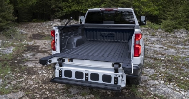 Vista de como la Caja Multi-Plex de la Chevrolet Silverado facilita su descenso.
