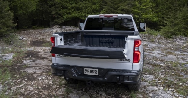 Detalle de como la Caja Multi-Plex de la Chevrolet Silverado puede funcionar como una mesa auxiliar.
