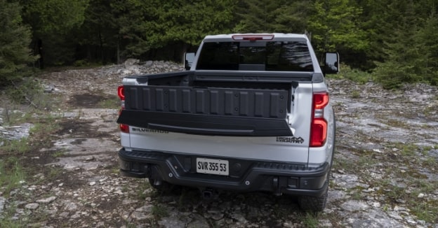 Detalle de como la Caja Multi-Plex de la Chevrolet Silverado ayuda a mantener objetos dentro de la caja.