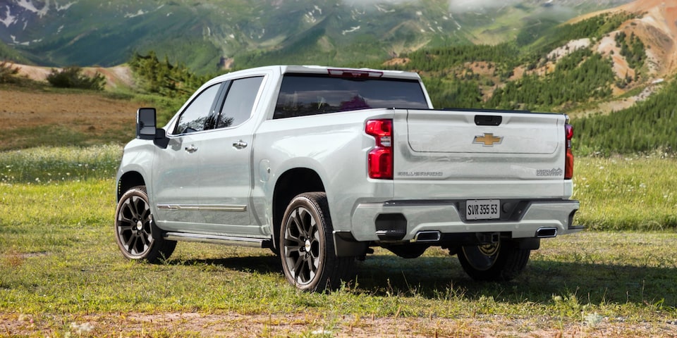 Vista trasera de la Chevrolet Silverado con montañas de fondo.