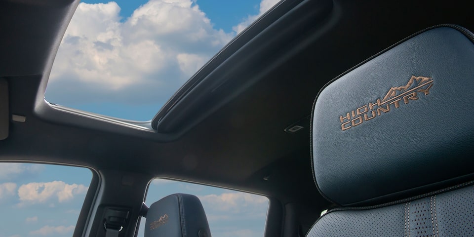 Techo panorámico visto desde el interior de la Chevrolet Silverado.