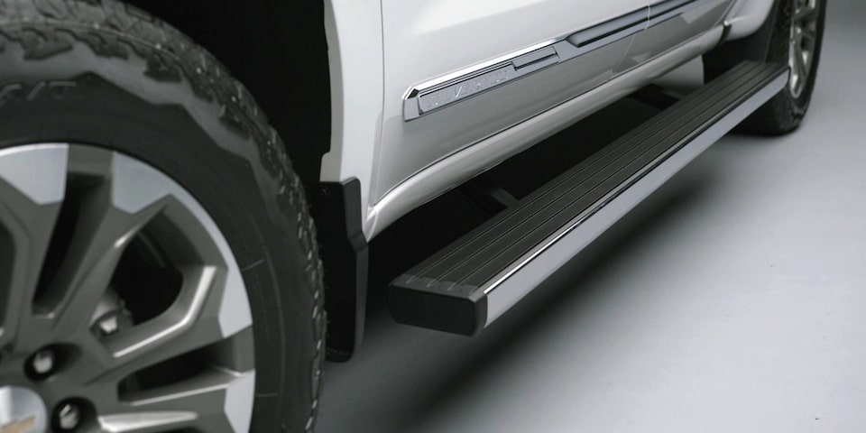 Vista en detalle de los estribos eléctricos de la Chevrolet Silverado.