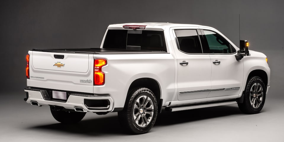 Vista lateral de la Chevrolet Silverado blanca.