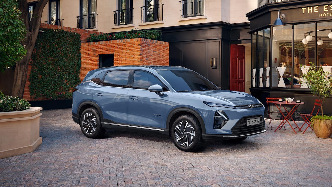 Chevrolet Captiva Híbrida estacionada en la puerta de un local gastronómico.