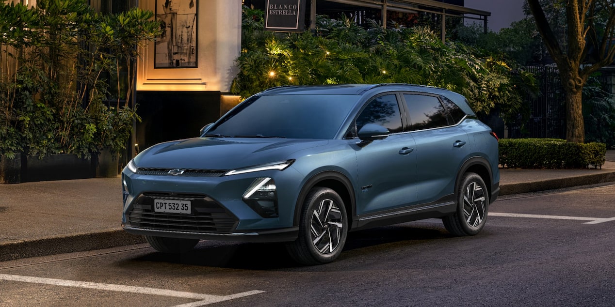 Chevrolet Captiva PHEV estacionada en zona residencial.