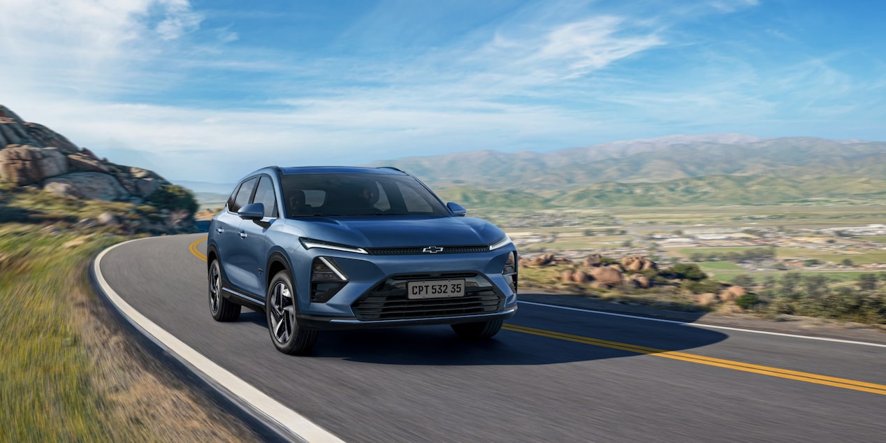 Chevrolet Captiva PHEV circulando sobre una ruta elevada, con montañas y naturaleza de fondo.