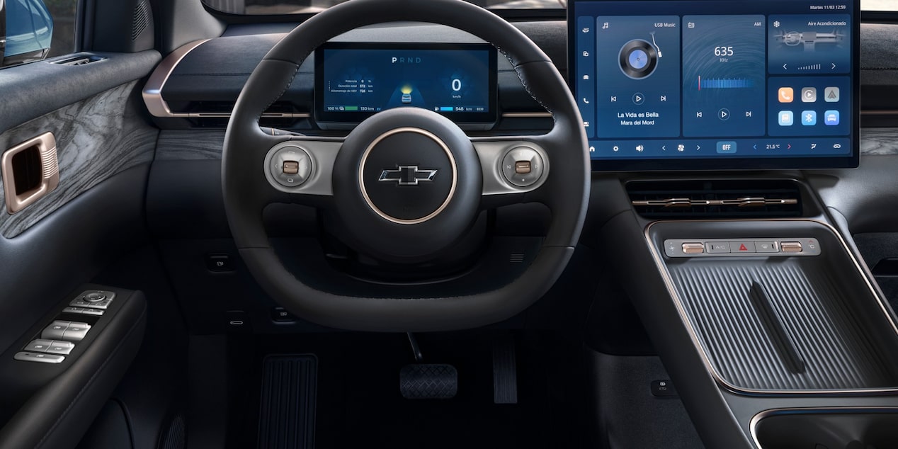 Vista del volante de la Chevrolet Captiva PHEV, además de los controles y la pantalla digital central.
