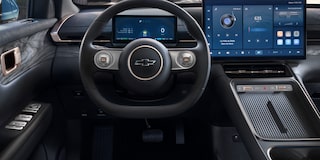 Vista del volante de la Chevrolet Captiva PHEV, además de los controles y la pantalla digital central.