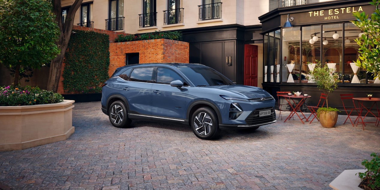 Chevrolet Captiva PH EV estacionada en la puerta de un local gastronómico.