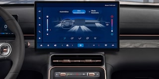 Primer plano de la pantalla digital central de la Chevrolet Captiva PHEV.