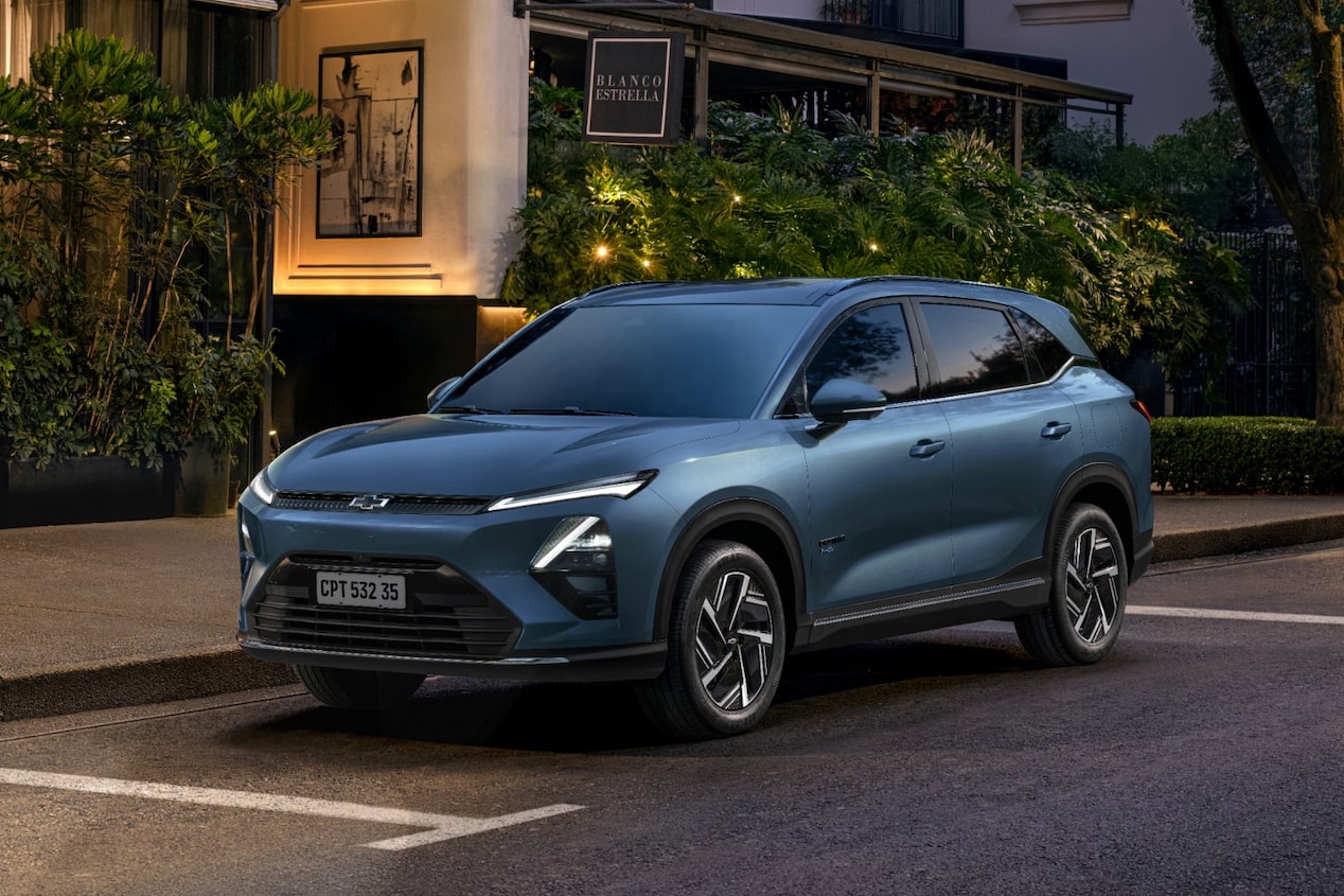 Chevrolet Captiva PHEV estacionada en zona residencial.