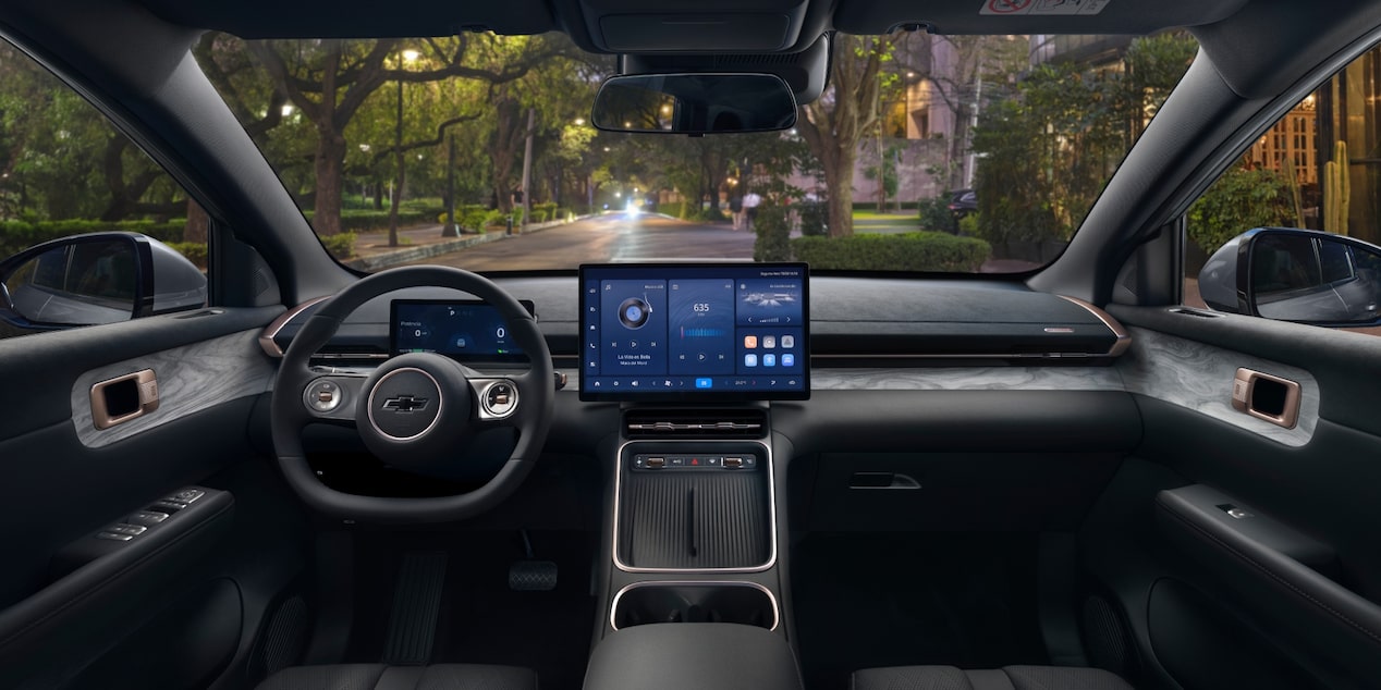 Vista del interior de la Chevrolet Captiva PHEV, mostrando volante, pantalla digital central y guantera.