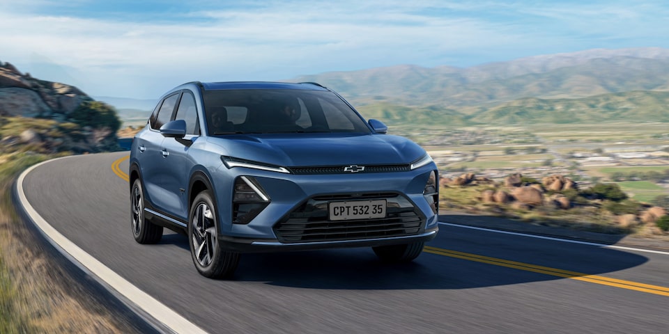 Chevrolet Captiva PHEV circulando sobre una ruta elevada, con montañas y naturaleza de fondo.