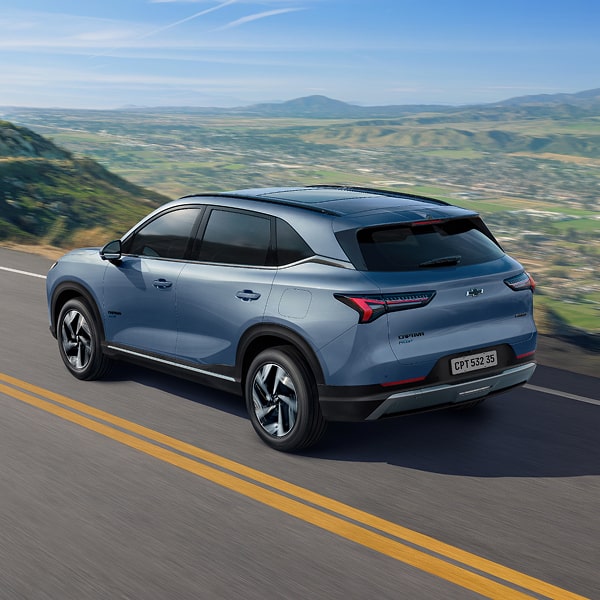 Vista superior de la Chevrolet Captiva PHEV circulando por una ruta.