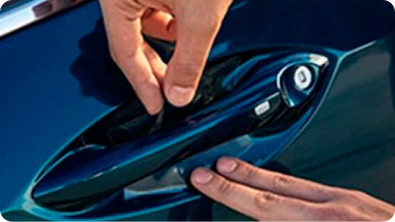 Rollo de protector de pintura en la manija del Chevrolet Spark EUV.