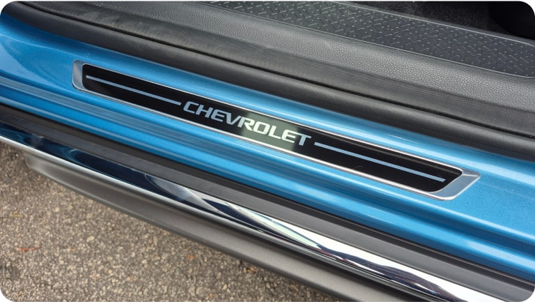 Umbrales de puertas delanteras del Chevrolet Spark EUV.