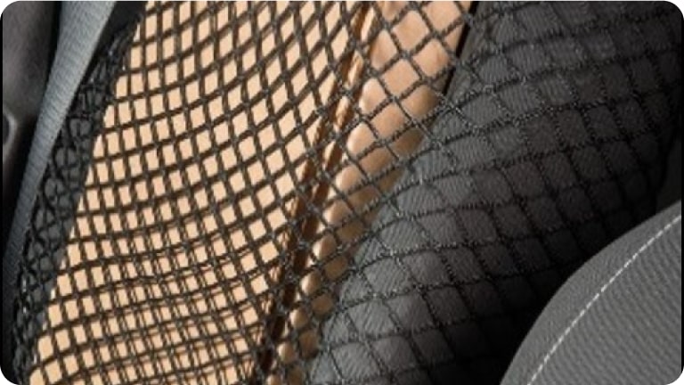 Plano cercano de la red de conveniencia para el asientos del Chevrolet Spark EUV.