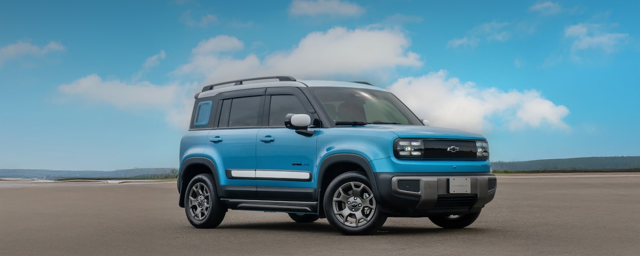 Chevrolet Spark EUV estacionado al aire libre.