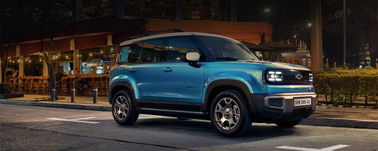 Vista lateral del Chevrolet Spark EUV estacionado en una zona urbana.