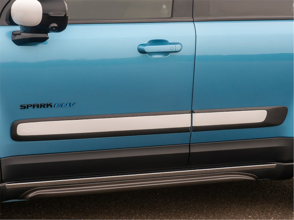 Molduras en color blanco para puerta del Chevrolet Spark EUV.