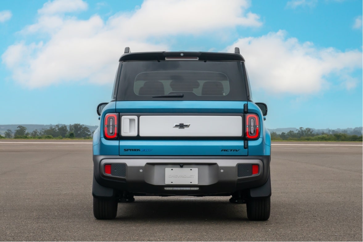 Vista trasera del Chevrolet Spark EUV estacionado al aire libre.